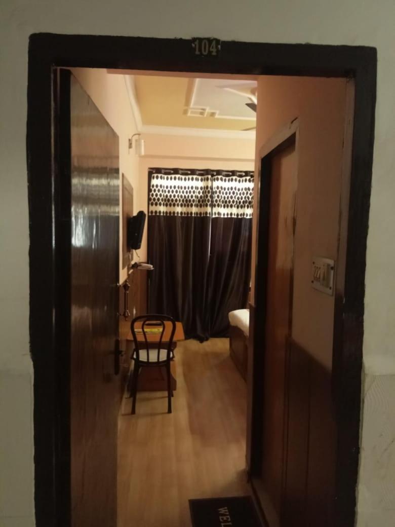Hotel Kamal Лакнау Екстериор снимка